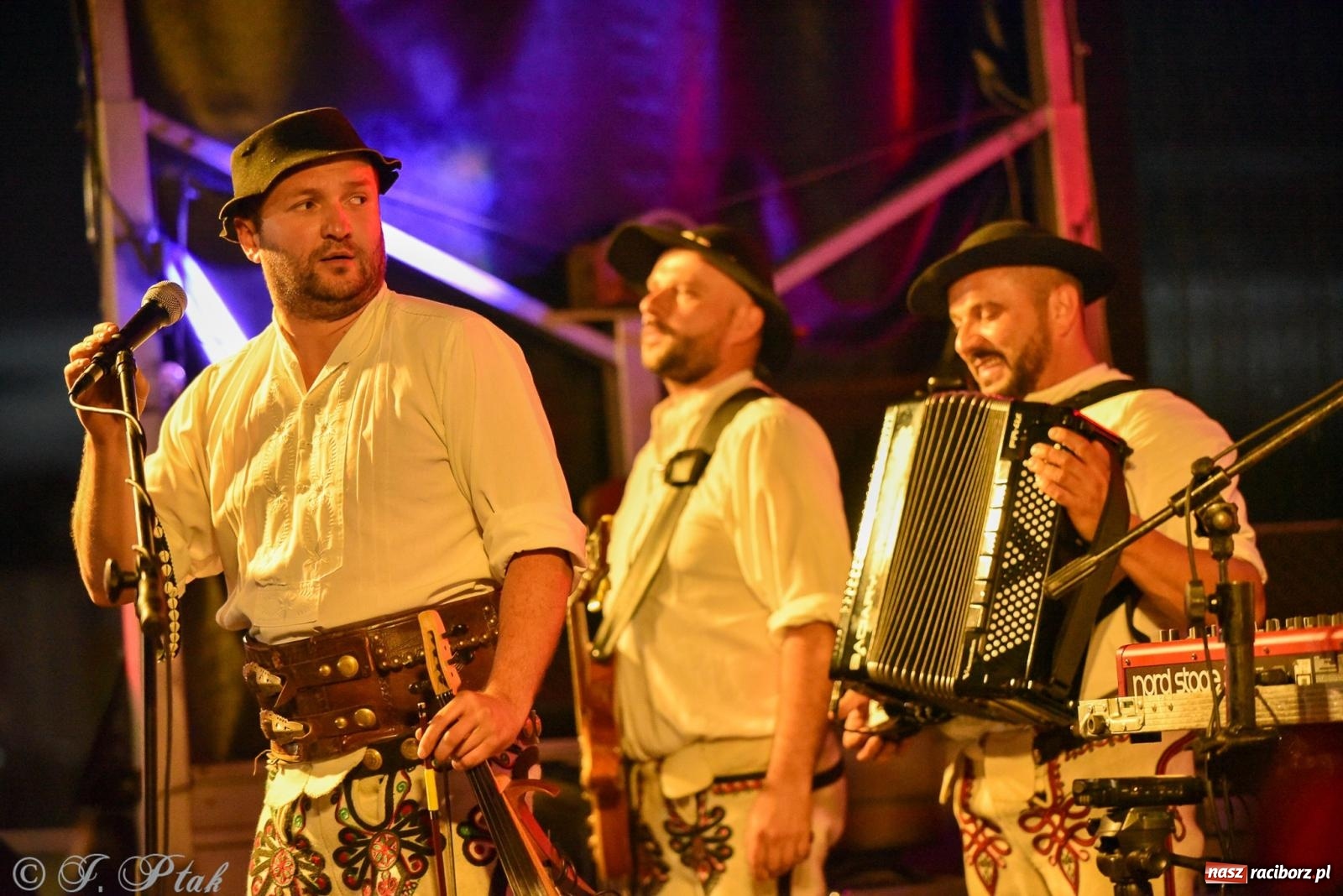 Zdjęcie w galerii na portalu naszraciborz.pl: Żyje się raz. Baciary na urodzinach LKS Studzienna [FOTO i WIDEO] wiadomości z regionu