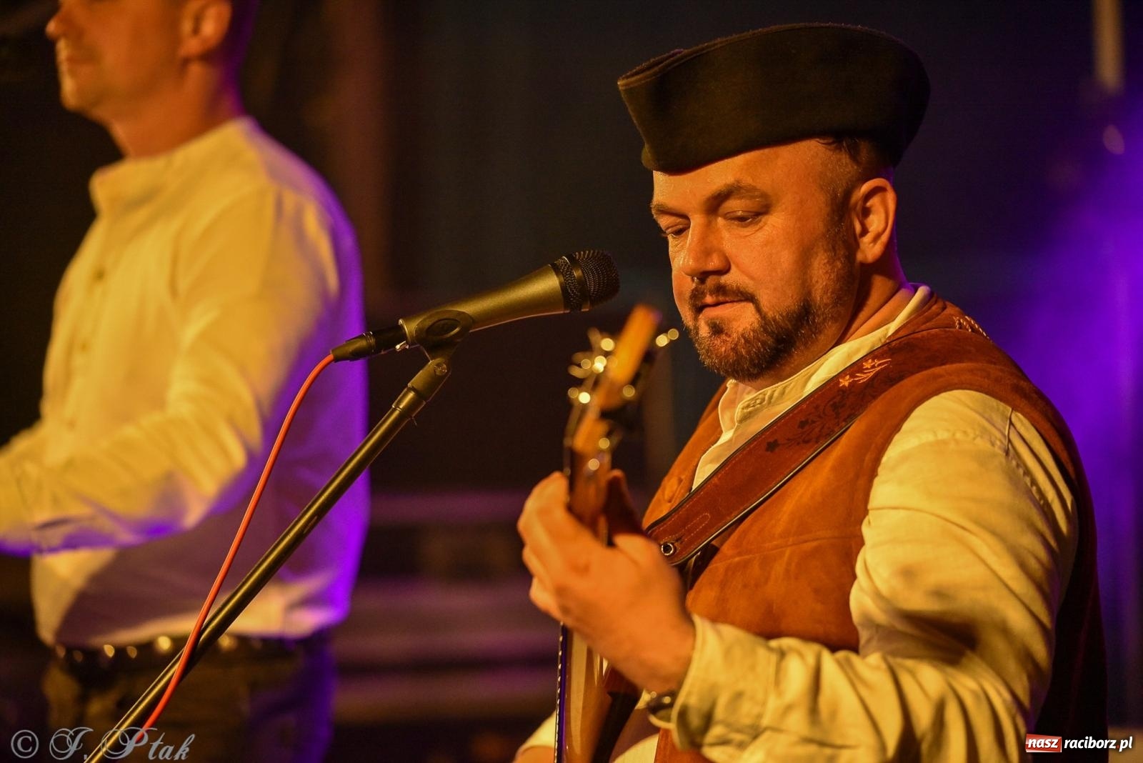 Zdjęcie w galerii na portalu naszraciborz.pl: Żyje się raz. Baciary na urodzinach LKS Studzienna [FOTO i WIDEO] wiadomości z regionu