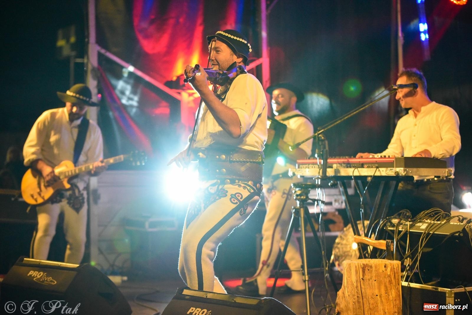 Zdjęcie w galerii na portalu naszraciborz.pl: Żyje się raz. Baciary na urodzinach LKS Studzienna [FOTO i WIDEO] wiadomości z regionu