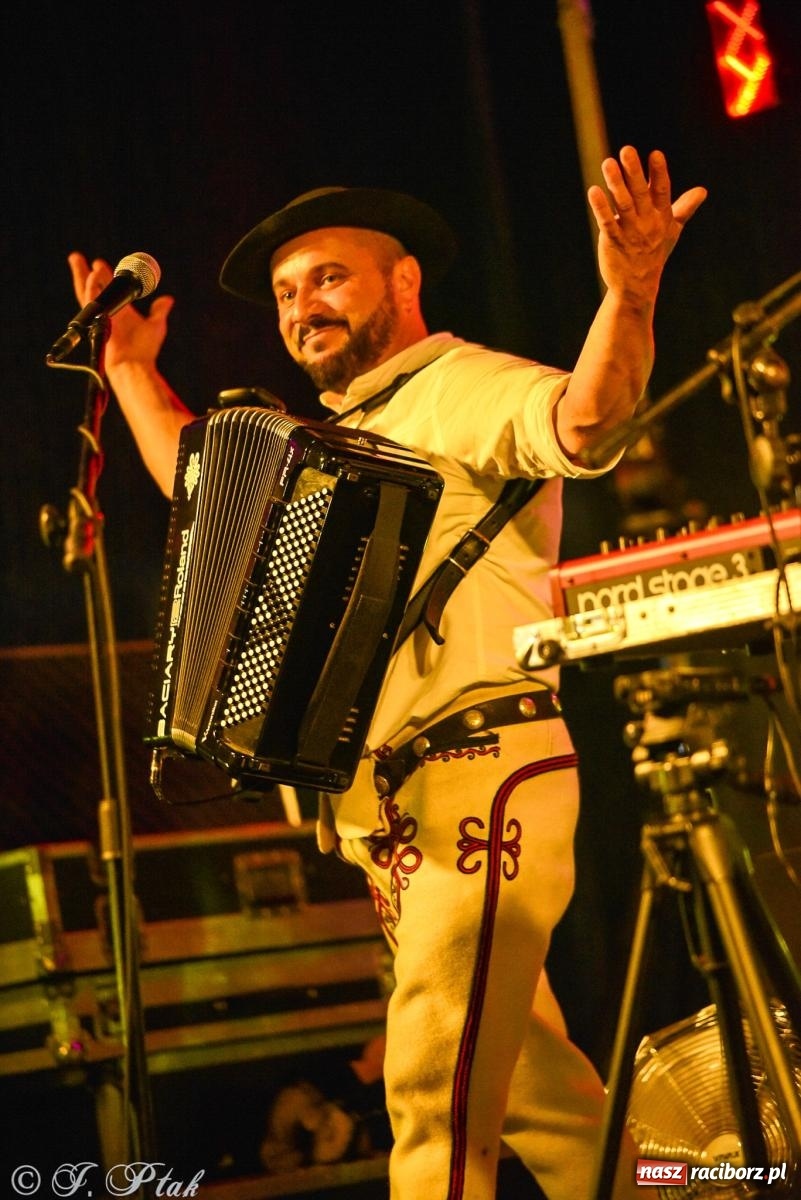 Zdjęcie w galerii na portalu naszraciborz.pl: Żyje się raz. Baciary na urodzinach LKS Studzienna [FOTO i WIDEO] wiadomości z regionu