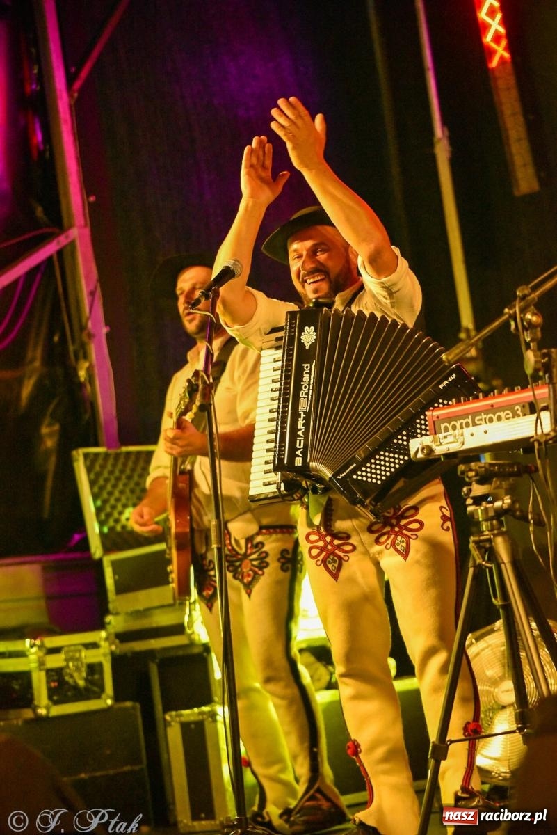 Zdjęcie w galerii na portalu naszraciborz.pl: Żyje się raz. Baciary na urodzinach LKS Studzienna [FOTO i WIDEO] wiadomości z regionu