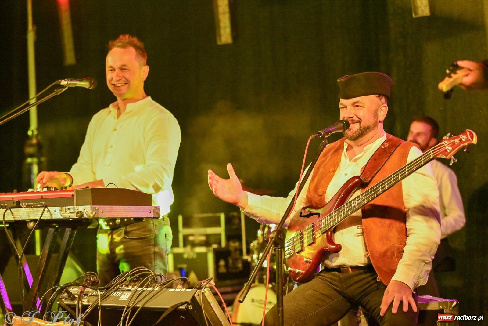 Zdjęcie w galerii na portalu naszraciborz.pl: Żyje się raz. Baciary na urodzinach LKS Studzienna [FOTO i WIDEO] wiadomości z regionu