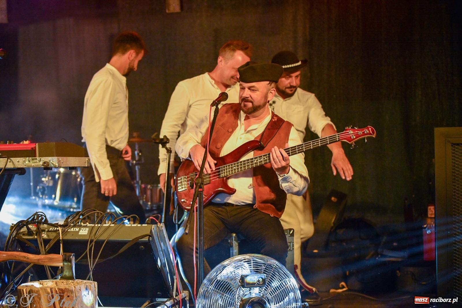 Zdjęcie w galerii na portalu naszraciborz.pl: Żyje się raz. Baciary na urodzinach LKS Studzienna [FOTO i WIDEO] wiadomości z regionu