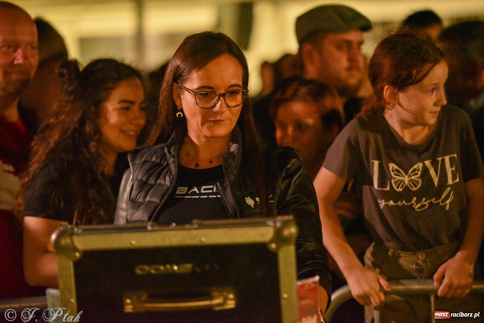 Zdjęcie w galerii na portalu naszraciborz.pl: Żyje się raz. Baciary na urodzinach LKS Studzienna [FOTO i WIDEO] wiadomości z regionu