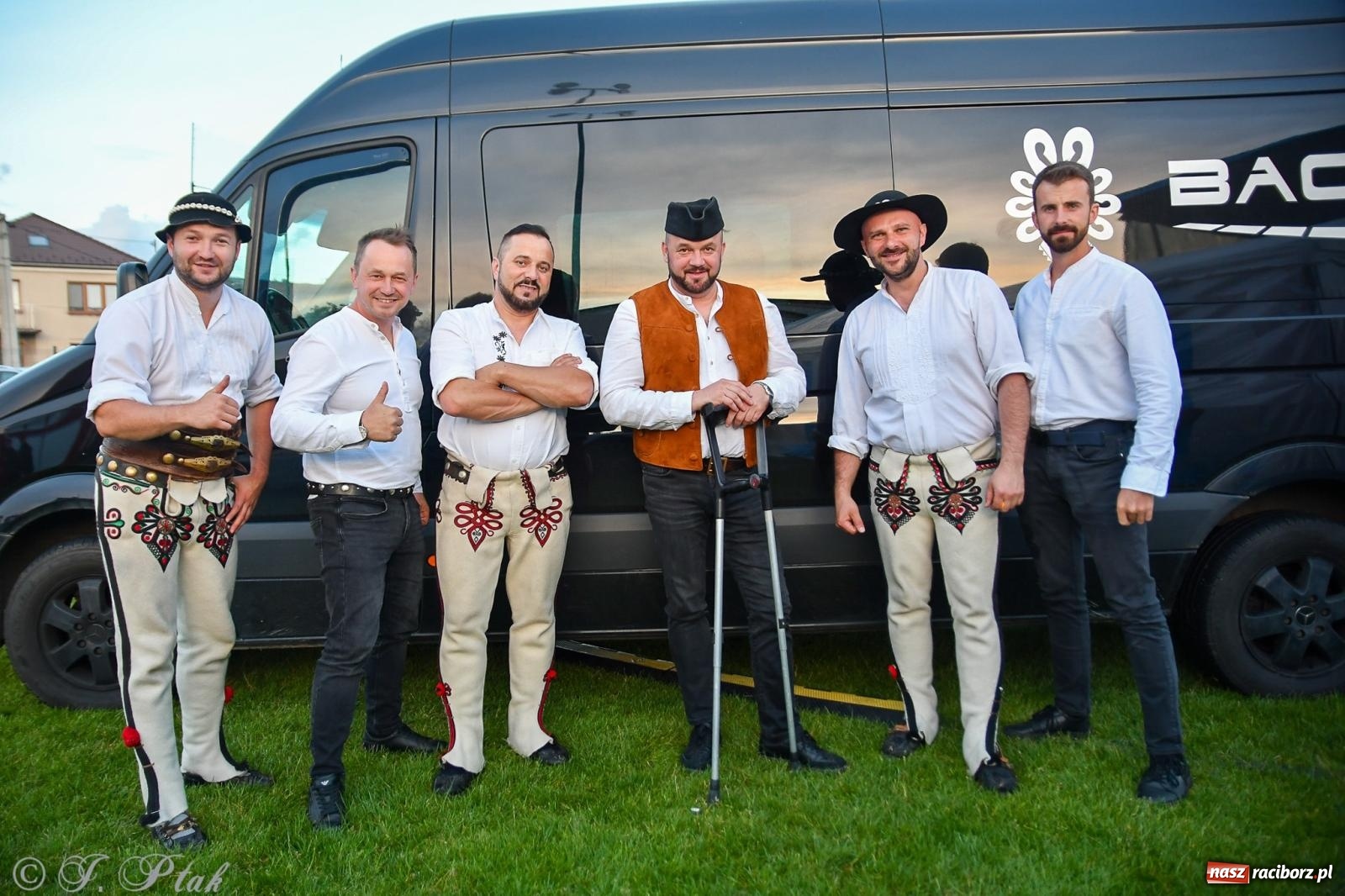 Zdjęcie w galerii na portalu naszraciborz.pl: Żyje się raz. Baciary na urodzinach LKS Studzienna [FOTO i WIDEO] wiadomości z regionu