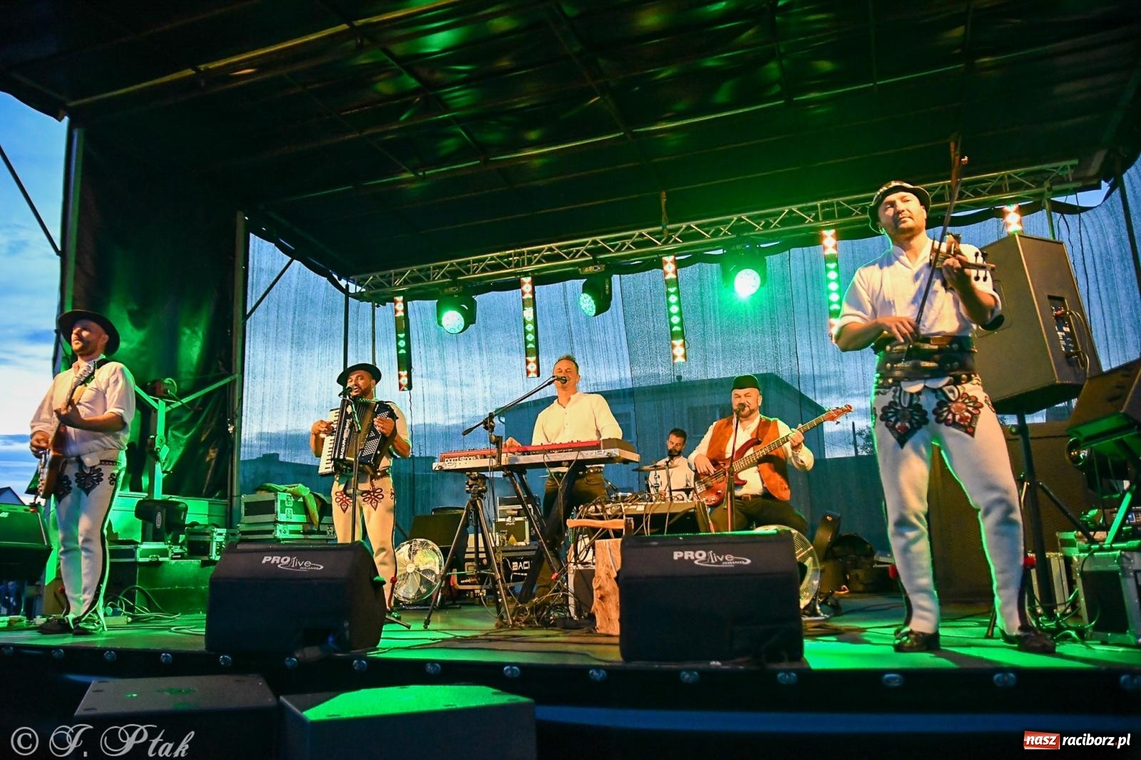 Zdjęcie w galerii na portalu naszraciborz.pl: Żyje się raz. Baciary na urodzinach LKS Studzienna [FOTO i WIDEO] wiadomości z regionu