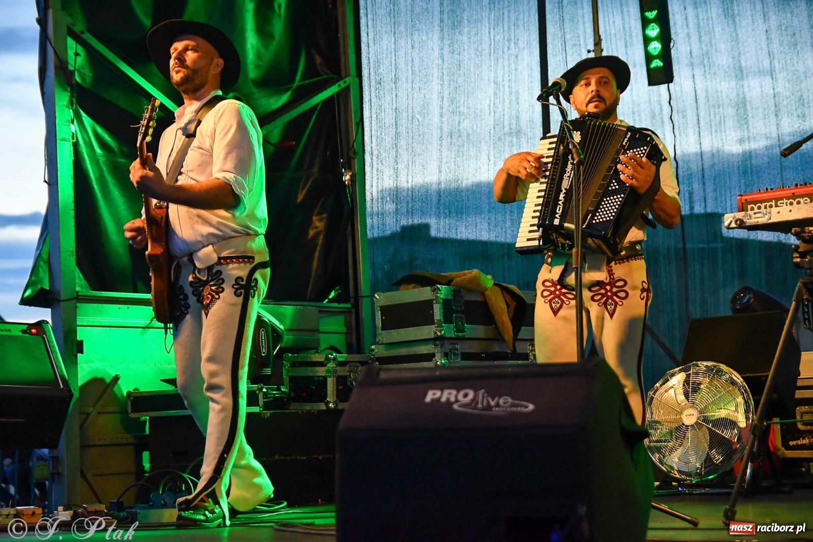 Zdjęcie w galerii na portalu naszraciborz.pl: Żyje się raz. Baciary na urodzinach LKS Studzienna [FOTO i WIDEO] wiadomości z regionu