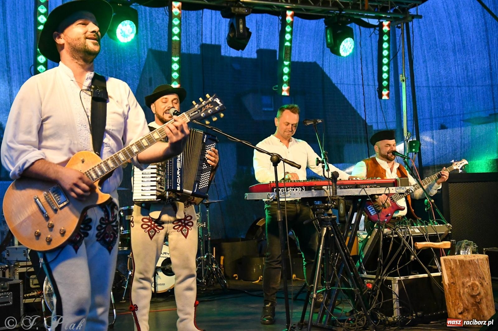 Zdjęcie w galerii na portalu naszraciborz.pl: Żyje się raz. Baciary na urodzinach LKS Studzienna [FOTO i WIDEO] wiadomości z regionu