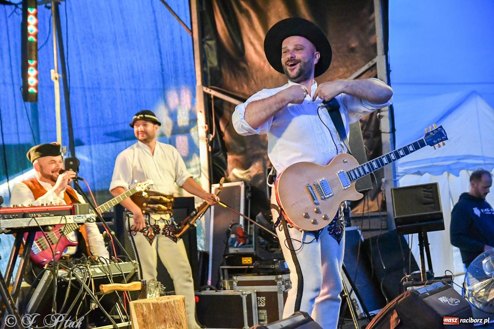 Zdjęcie w galerii na portalu naszraciborz.pl: Żyje się raz. Baciary na urodzinach LKS Studzienna [FOTO i WIDEO] wiadomości z regionu