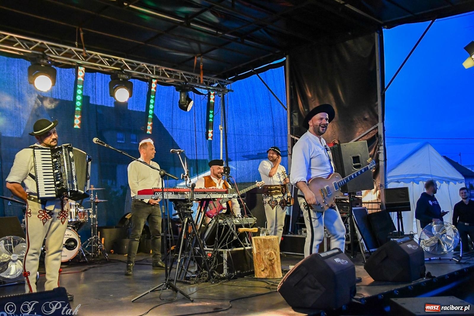 Zdjęcie w galerii na portalu naszraciborz.pl: Żyje się raz. Baciary na urodzinach LKS Studzienna [FOTO i WIDEO] wiadomości z regionu