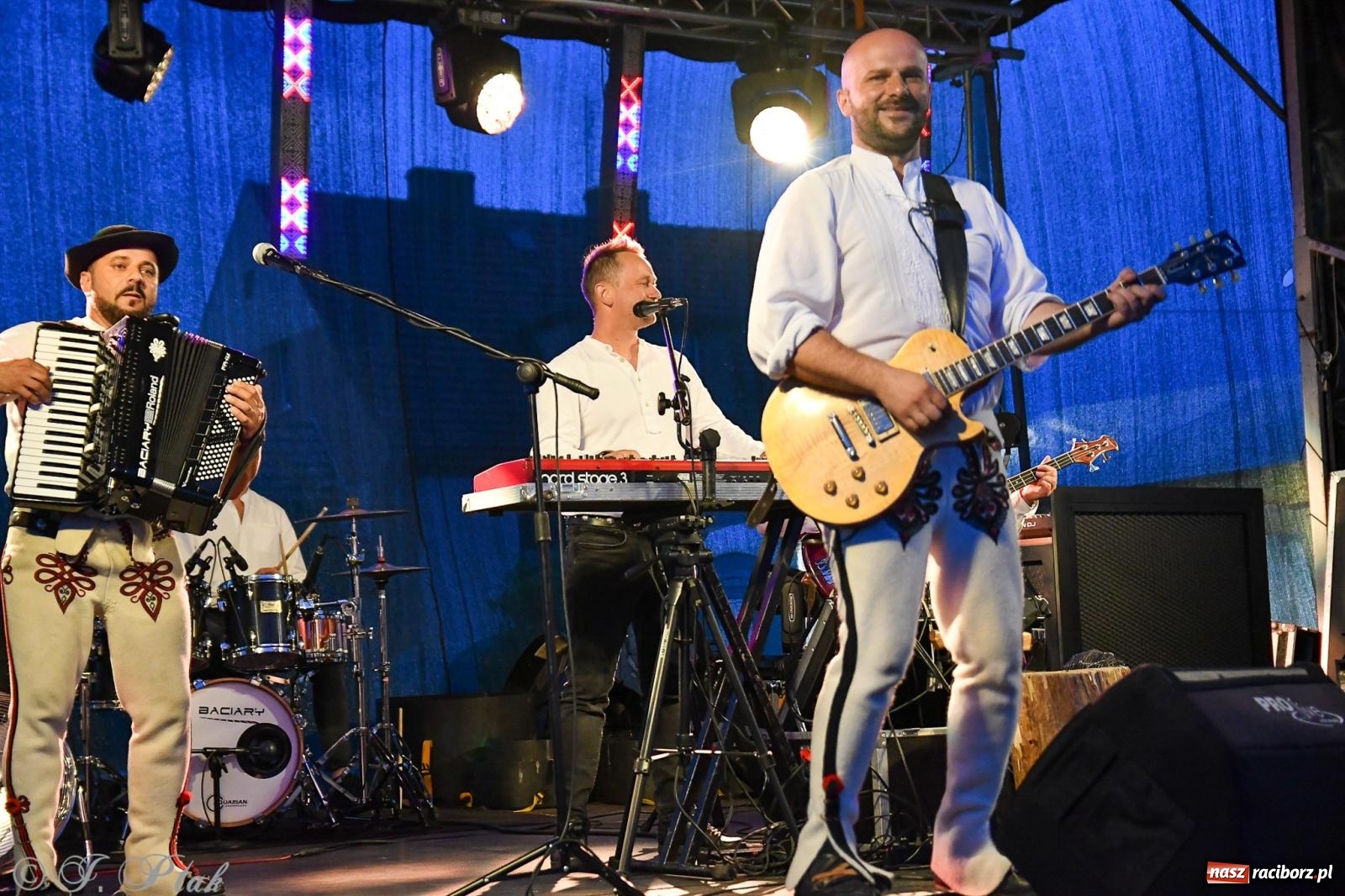 Zdjęcie w galerii na portalu naszraciborz.pl: Żyje się raz. Baciary na urodzinach LKS Studzienna [FOTO i WIDEO] wiadomości z regionu