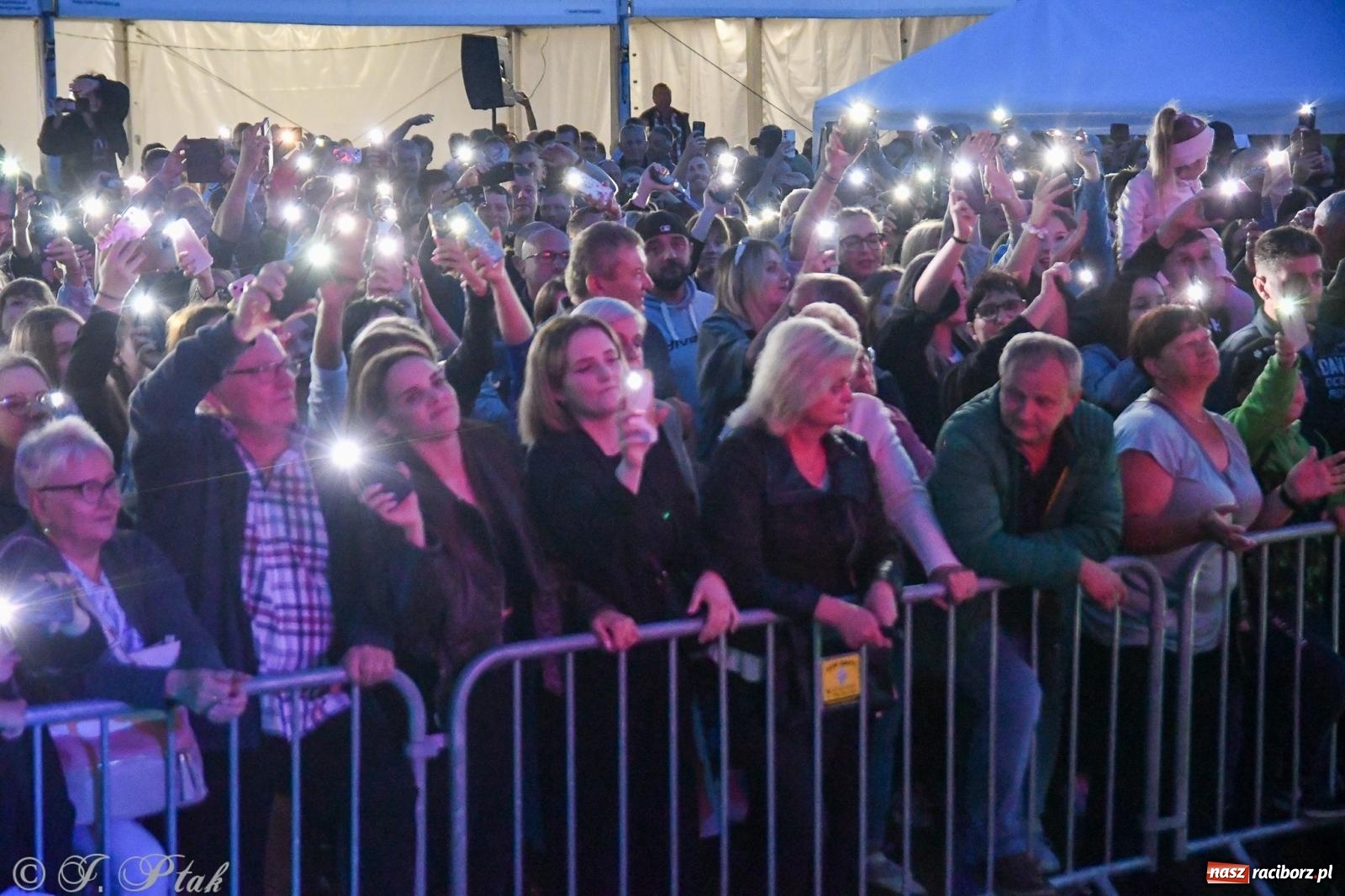 Zdjęcie w galerii na portalu naszraciborz.pl: Żyje się raz. Baciary na urodzinach LKS Studzienna [FOTO i WIDEO] wiadomości z regionu
