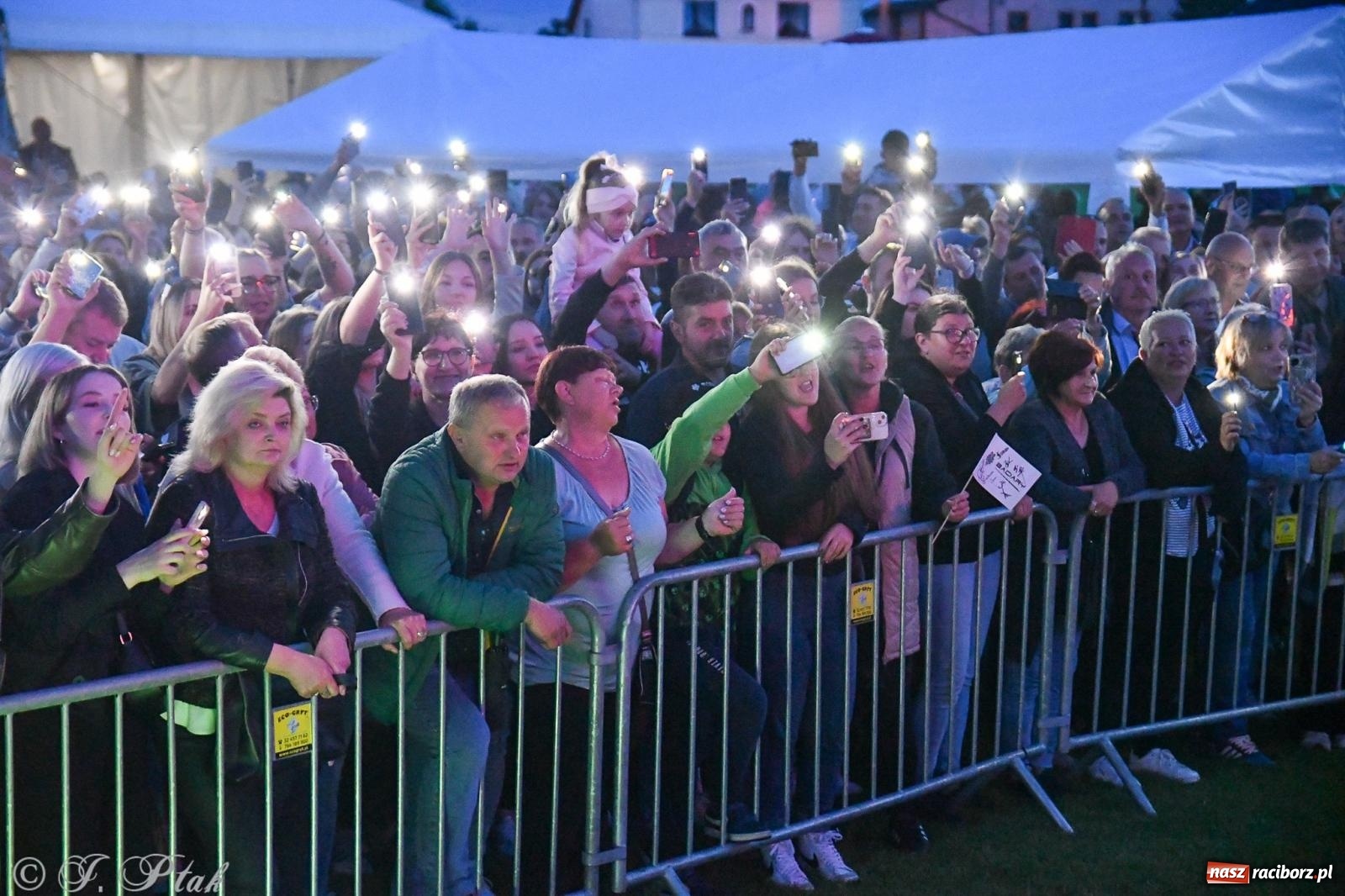 Zdjęcie w galerii na portalu naszraciborz.pl: Żyje się raz. Baciary na urodzinach LKS Studzienna [FOTO i WIDEO] wiadomości z regionu