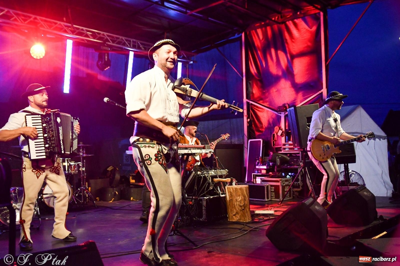 Zdjęcie w galerii na portalu naszraciborz.pl: Żyje się raz. Baciary na urodzinach LKS Studzienna [FOTO i WIDEO] wiadomości z regionu