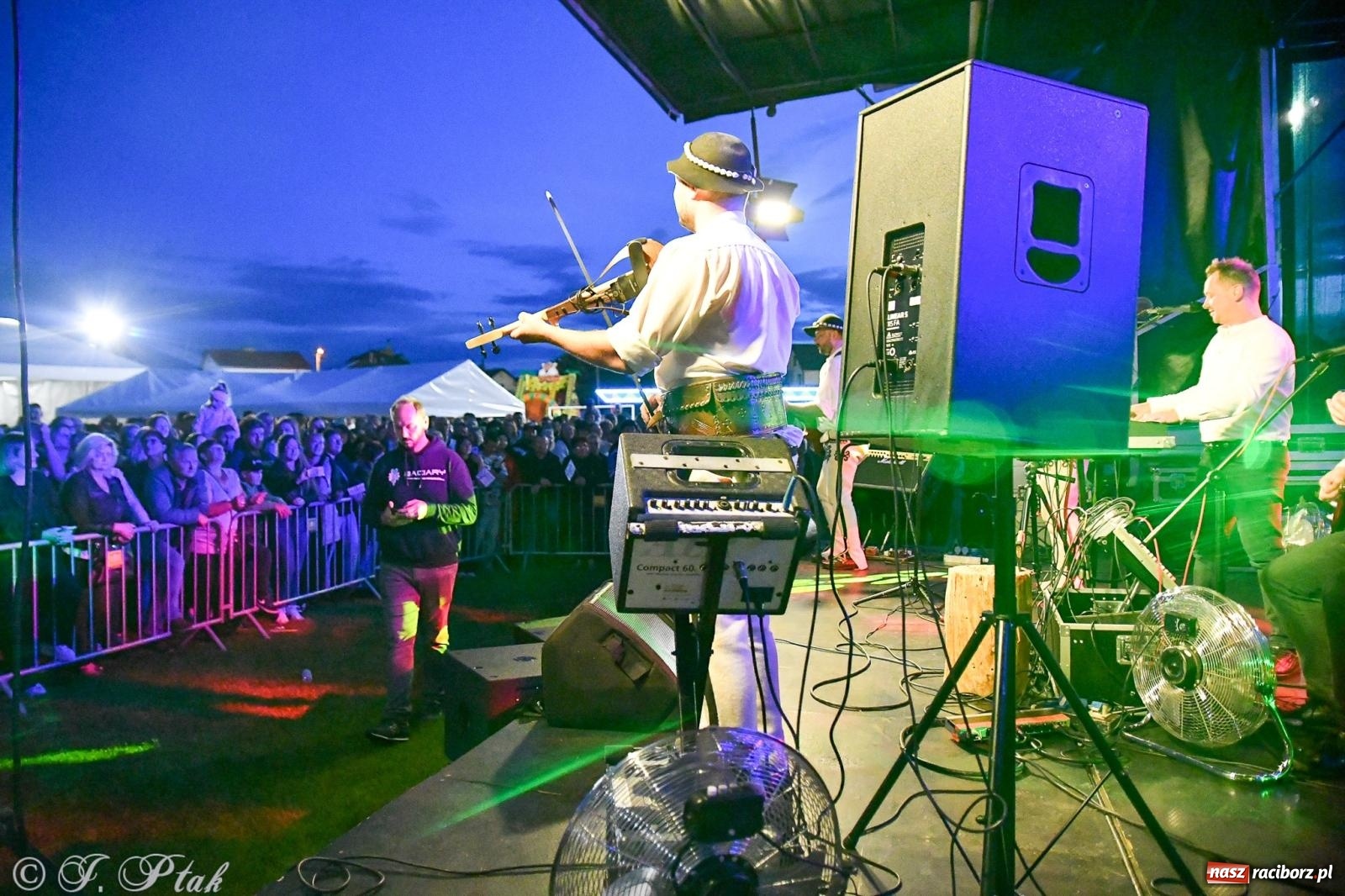 Zdjęcie w galerii na portalu naszraciborz.pl: Żyje się raz. Baciary na urodzinach LKS Studzienna [FOTO i WIDEO] wiadomości z regionu