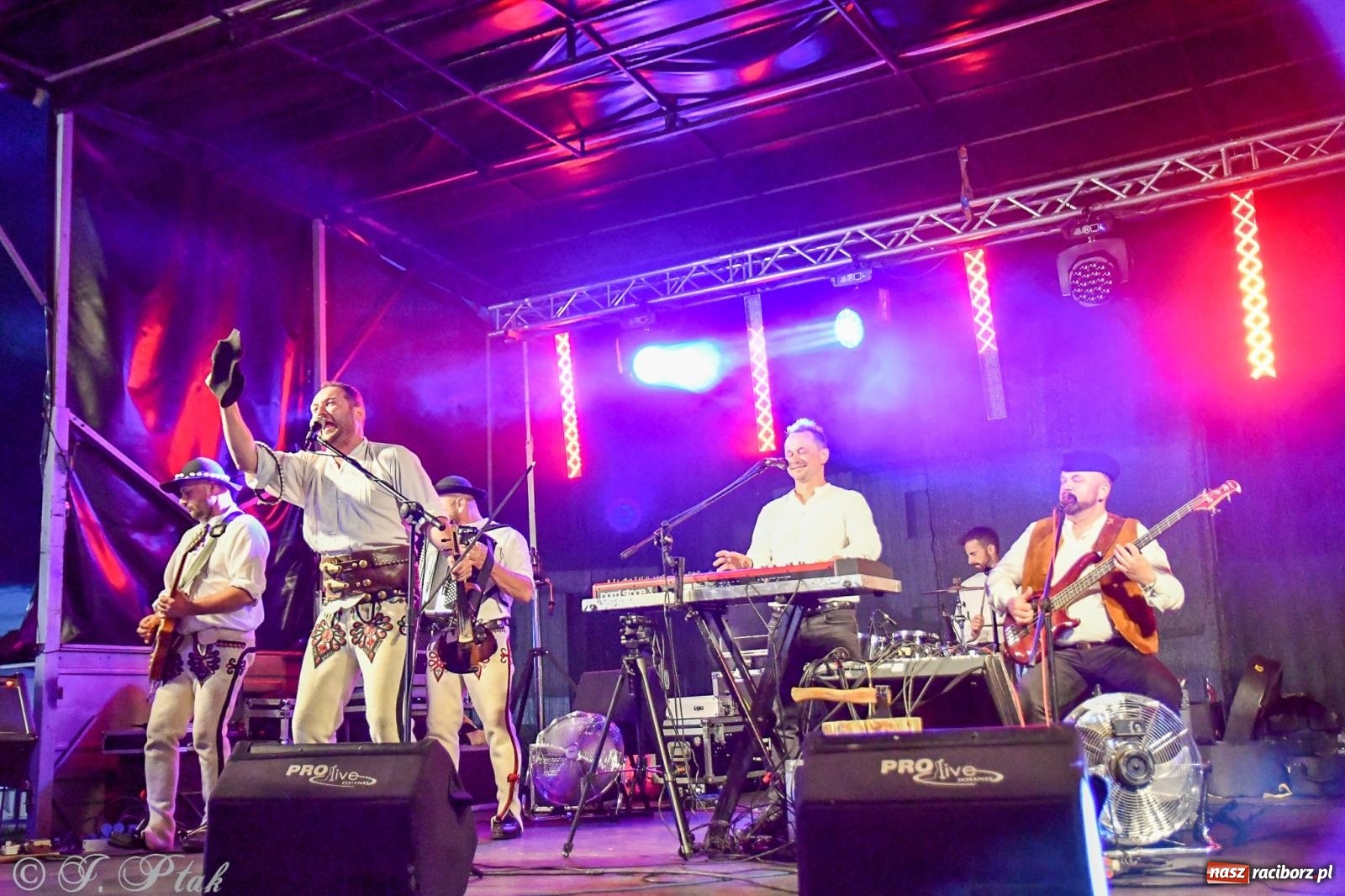 Zdjęcie w galerii na portalu naszraciborz.pl: Żyje się raz. Baciary na urodzinach LKS Studzienna [FOTO i WIDEO] wiadomości z regionu