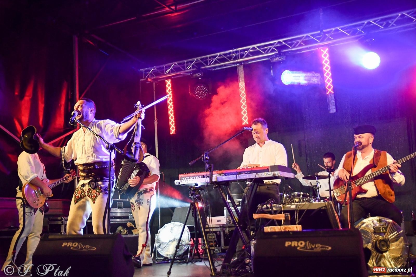 Zdjęcie w galerii na portalu naszraciborz.pl: Żyje się raz. Baciary na urodzinach LKS Studzienna [FOTO i WIDEO] wiadomości z regionu