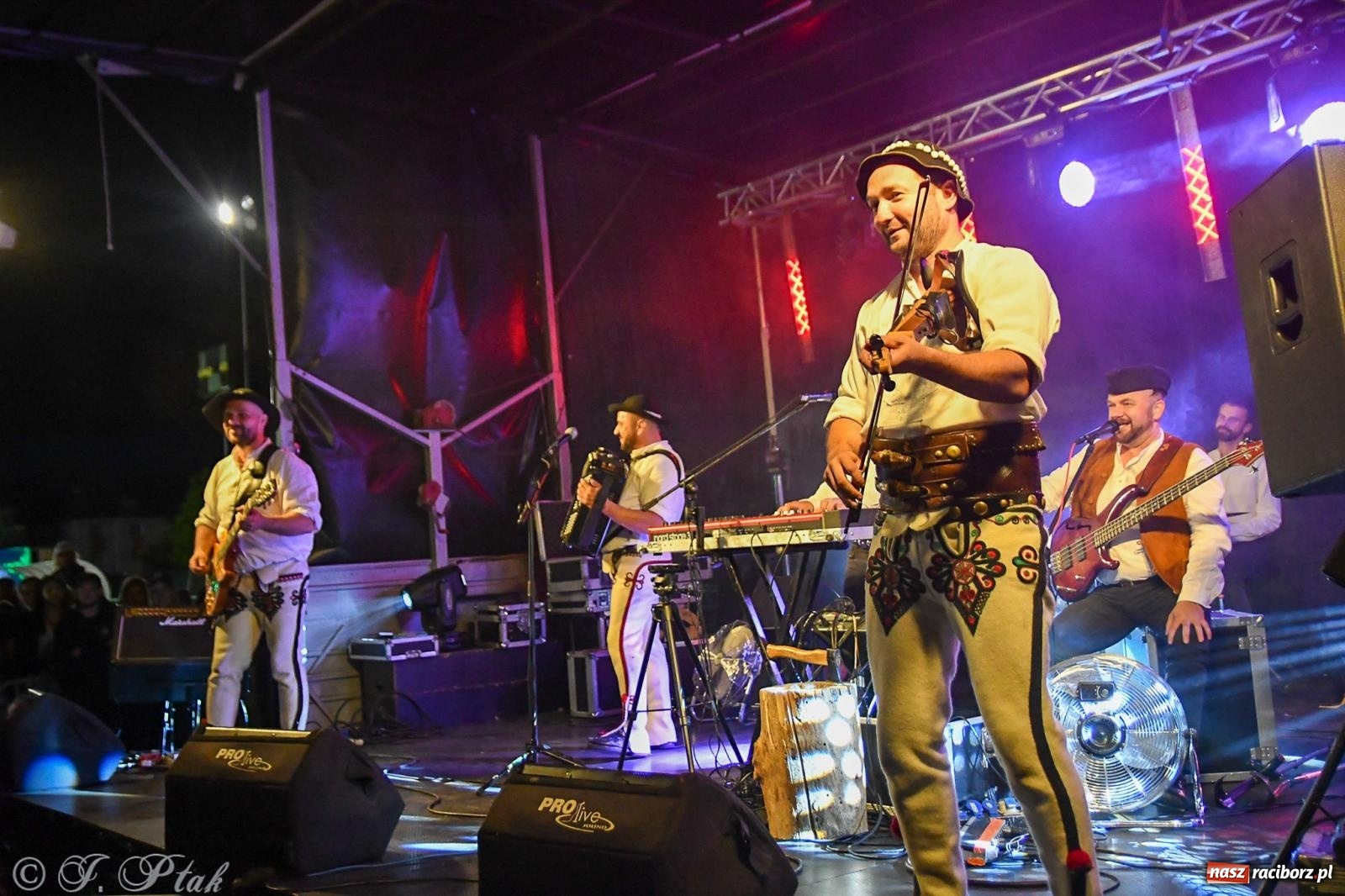 Zdjęcie w galerii na portalu naszraciborz.pl: Żyje się raz. Baciary na urodzinach LKS Studzienna [FOTO i WIDEO] wiadomości z regionu