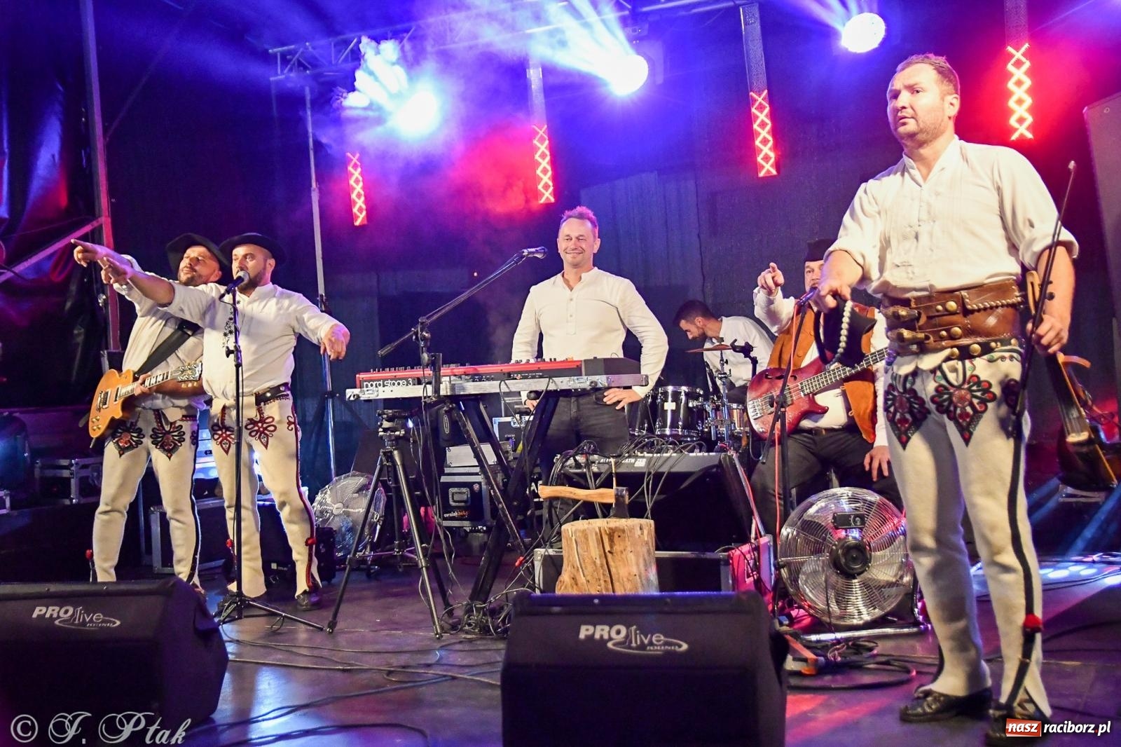 Zdjęcie w galerii na portalu naszraciborz.pl: Żyje się raz. Baciary na urodzinach LKS Studzienna [FOTO i WIDEO] wiadomości z regionu