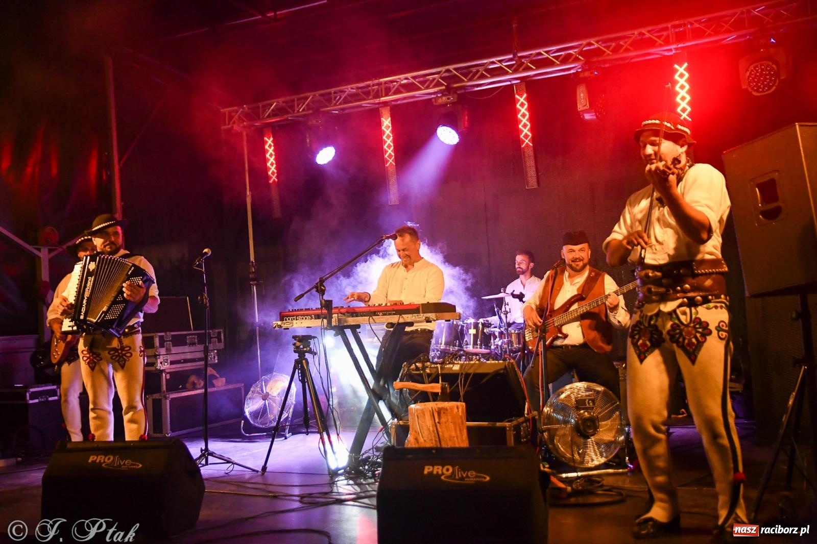 Zdjęcie w galerii na portalu naszraciborz.pl: Żyje się raz. Baciary na urodzinach LKS Studzienna [FOTO i WIDEO] wiadomości z regionu