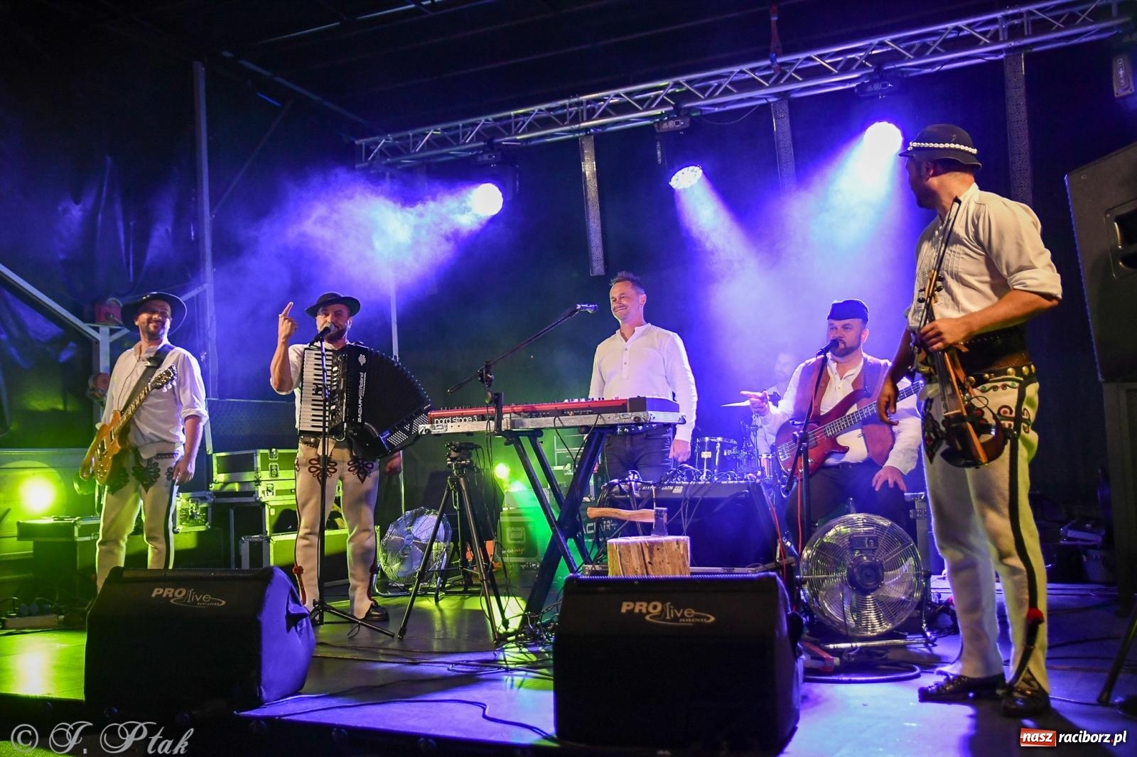 Zdjęcie w galerii na portalu naszraciborz.pl: Żyje się raz. Baciary na urodzinach LKS Studzienna [FOTO i WIDEO] wiadomości z regionu
