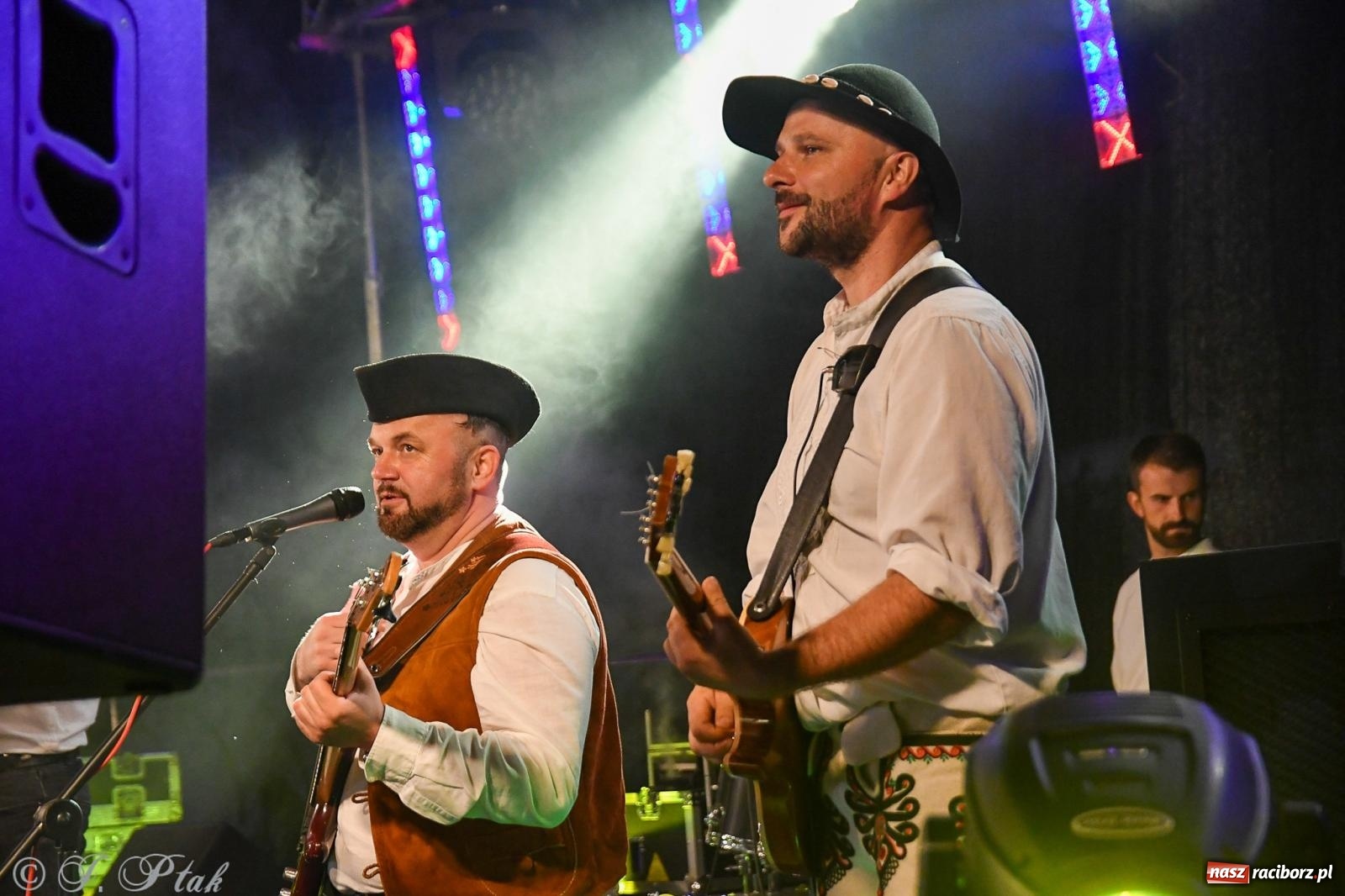 Zdjęcie w galerii na portalu naszraciborz.pl: Żyje się raz. Baciary na urodzinach LKS Studzienna [FOTO i WIDEO] wiadomości z regionu