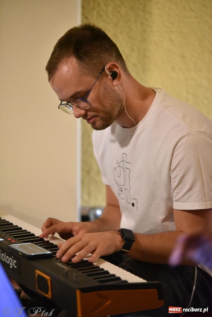 Zdjęcie w galerii na portalu naszraciborz.pl: Raciborski Wieczór Uwielbienia w kościele NSPJ [FOTO] wiadomości z regionu