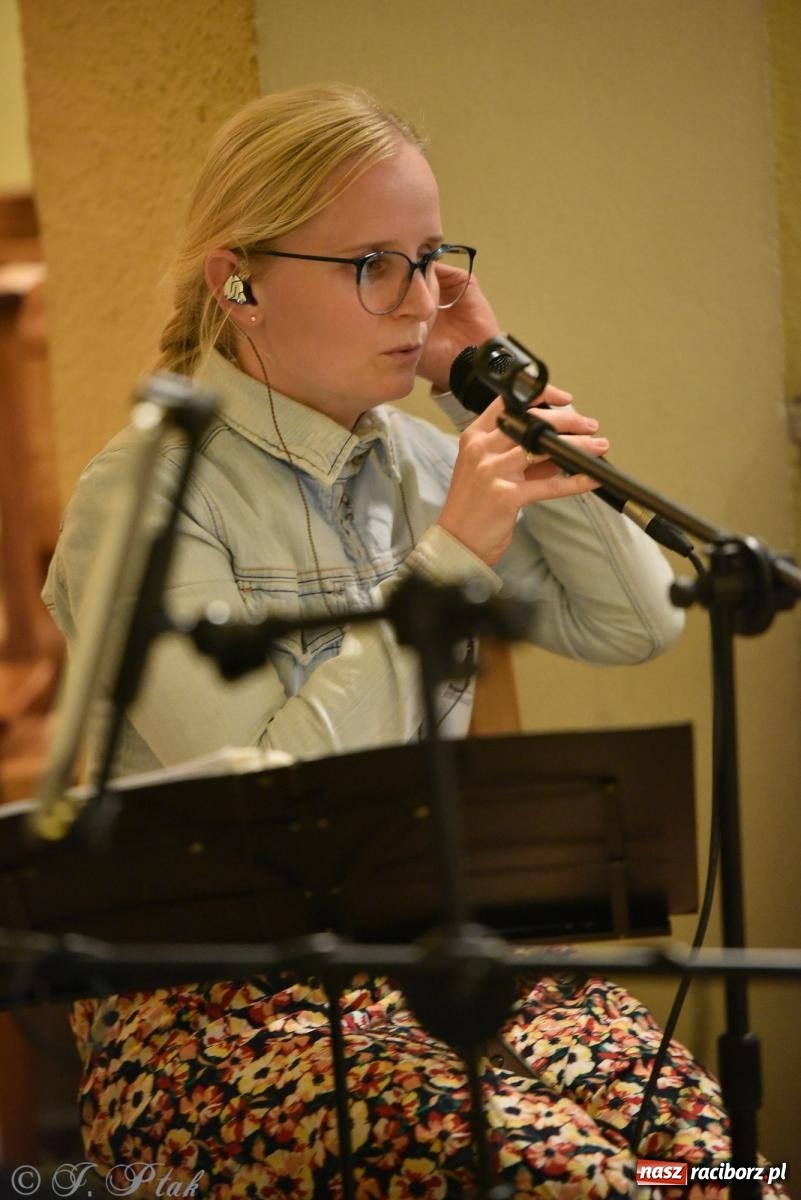 Zdjęcie w galerii na portalu naszraciborz.pl: Raciborski Wieczór Uwielbienia w kościele NSPJ [FOTO] wiadomości z regionu