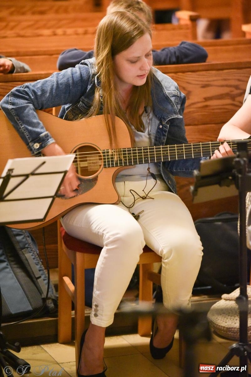 Zdjęcie w galerii na portalu naszraciborz.pl: Raciborski Wieczór Uwielbienia w kościele NSPJ [FOTO] wiadomości z regionu