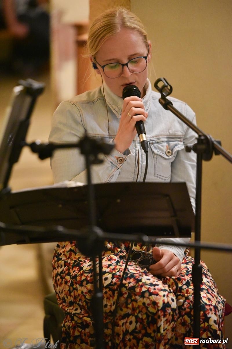 Zdjęcie w galerii na portalu naszraciborz.pl: Raciborski Wieczór Uwielbienia w kościele NSPJ [FOTO] wiadomości z regionu