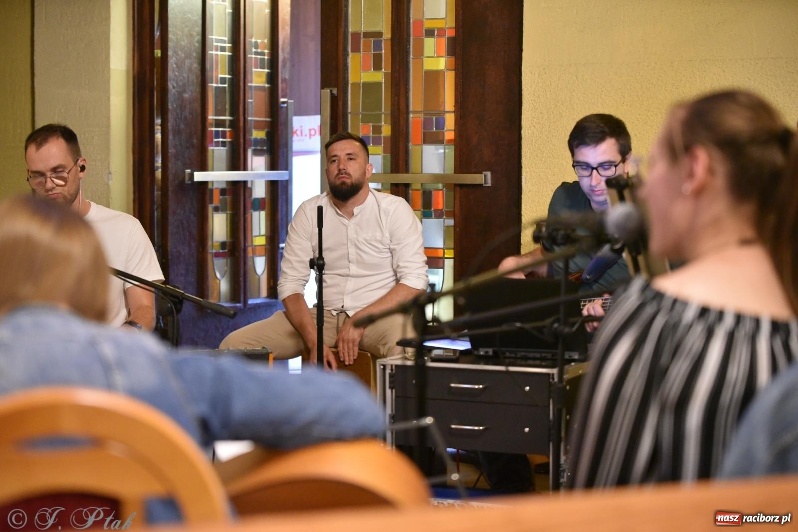 Zdjęcie w galerii na portalu naszraciborz.pl: Raciborski Wieczór Uwielbienia w kościele NSPJ [FOTO] wiadomości z regionu