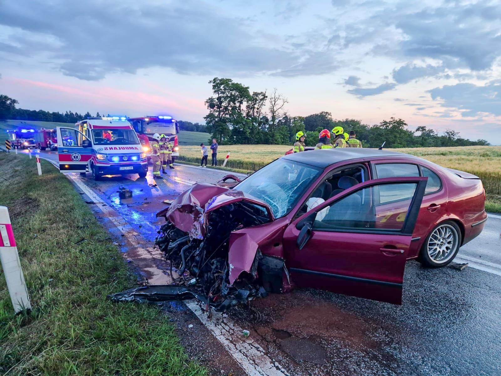 Zdjęcie w galerii na portalu naszraciborz.pl: Wypadek na DK 45. Zderzenie dwóch osobówek na trasie Racibórz-Opole [FOTO] wiadomości z regionu