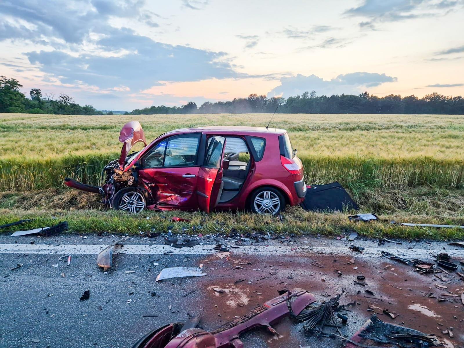 Zdjęcie w galerii na portalu naszraciborz.pl: Wypadek na DK 45. Zderzenie dwóch osobówek na trasie Racibórz-Opole [FOTO] wiadomości z regionu