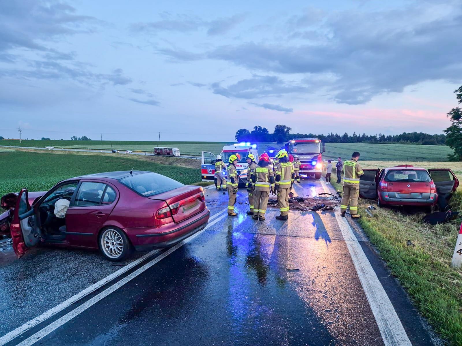 Zdjęcie w galerii na portalu naszraciborz.pl: Wypadek na DK 45. Zderzenie dwóch osobówek na trasie Racibórz-Opole [FOTO] wiadomości z regionu