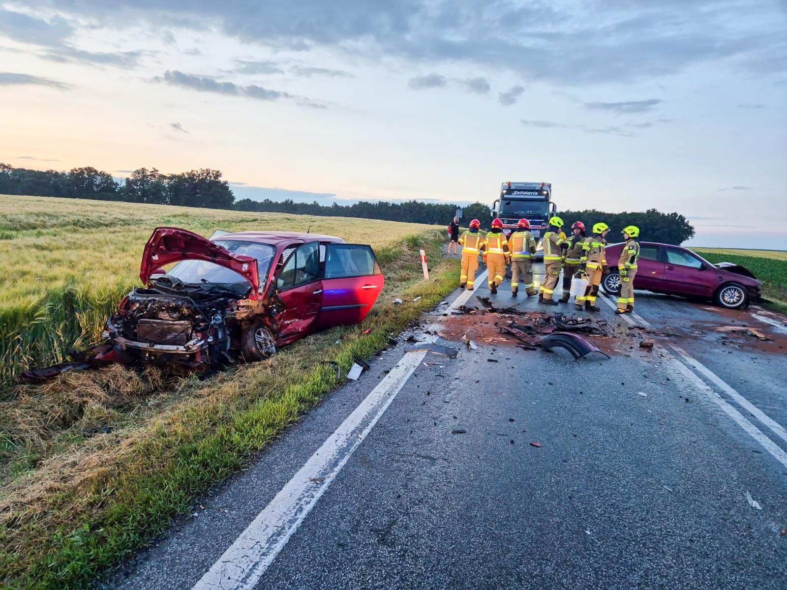 Zdjęcie w galerii na portalu naszraciborz.pl: Wypadek na DK 45. Zderzenie dwóch osobówek na trasie Racibórz-Opole [FOTO] wiadomości z regionu