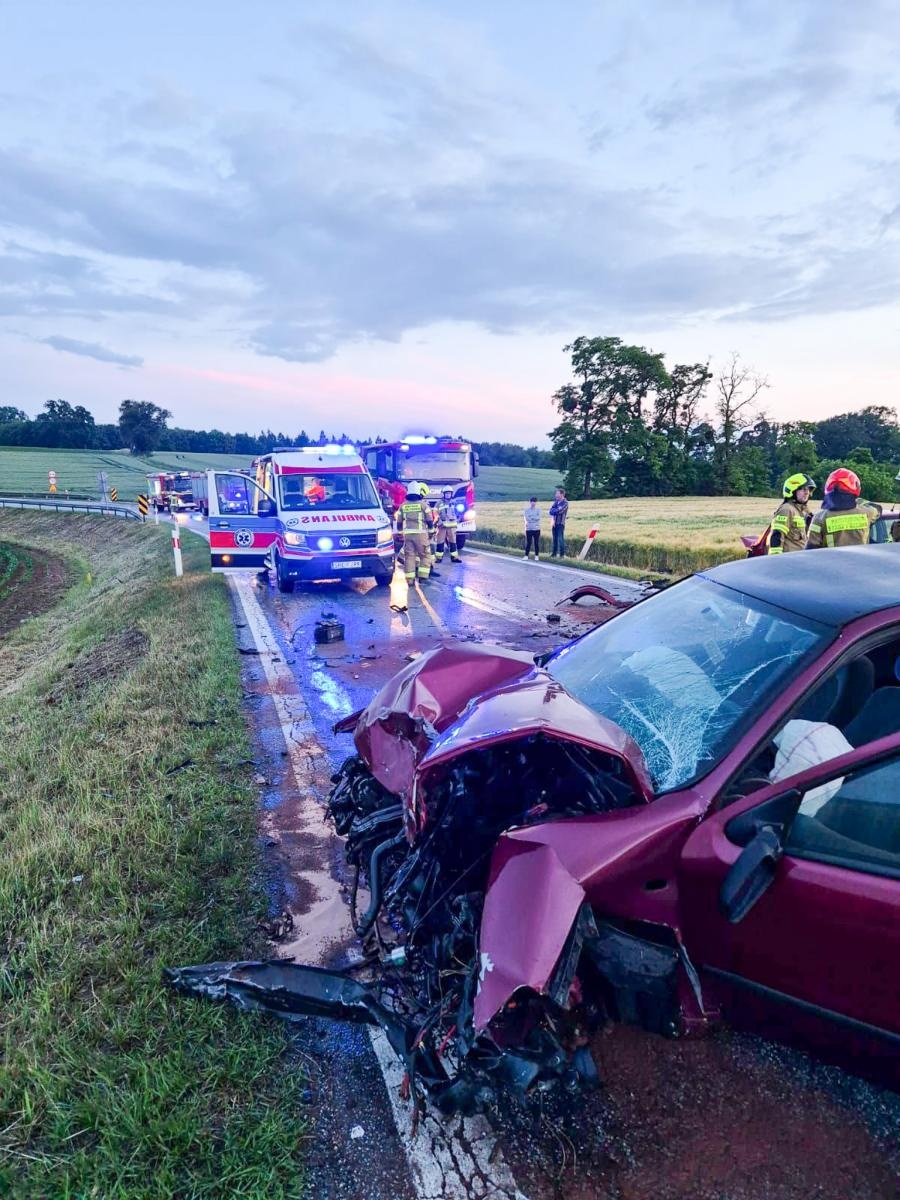 Zdjęcie w galerii na portalu naszraciborz.pl: Wypadek na DK 45. Zderzenie dwóch osobówek na trasie Racibórz-Opole [FOTO] wiadomości z regionu