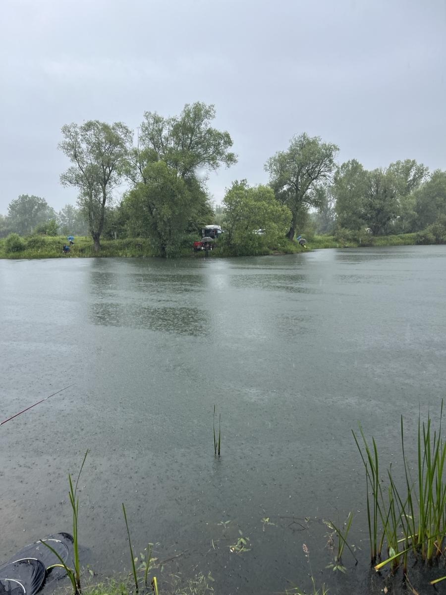 Zdjęcie w galerii na portalu naszraciborz.pl: Festyn wędkarski z okazji Dnia Dziecka. Kapryśna pogoda nie popsuła zabawy wiadomości z regionu