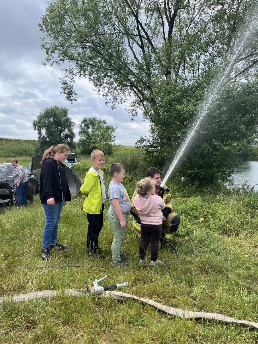 Zdjęcie w galerii na portalu naszraciborz.pl: Festyn wędkarski z okazji Dnia Dziecka. Kapryśna pogoda nie popsuła zabawy wiadomości z regionu