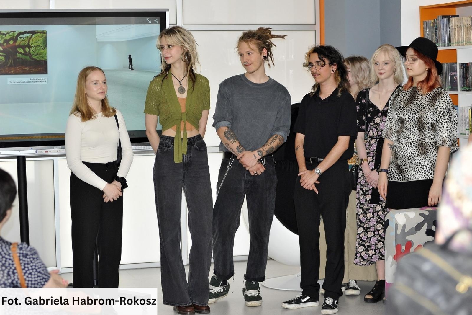 Zdjęcie w galerii na portalu naszraciborz.pl: DYPLOMY 2024 – nowa wystawa w raciborskiej bibliotece wiadomości z regionu