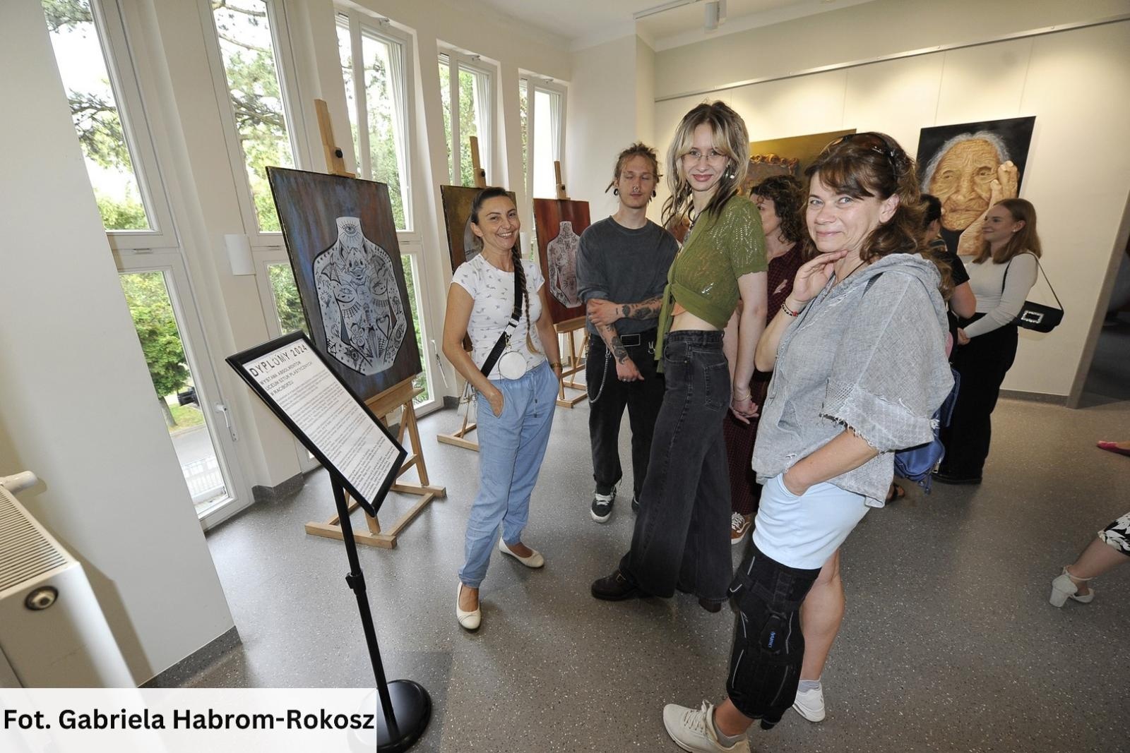Zdjęcie w galerii na portalu naszraciborz.pl: DYPLOMY 2024 – nowa wystawa w raciborskiej bibliotece wiadomości z regionu