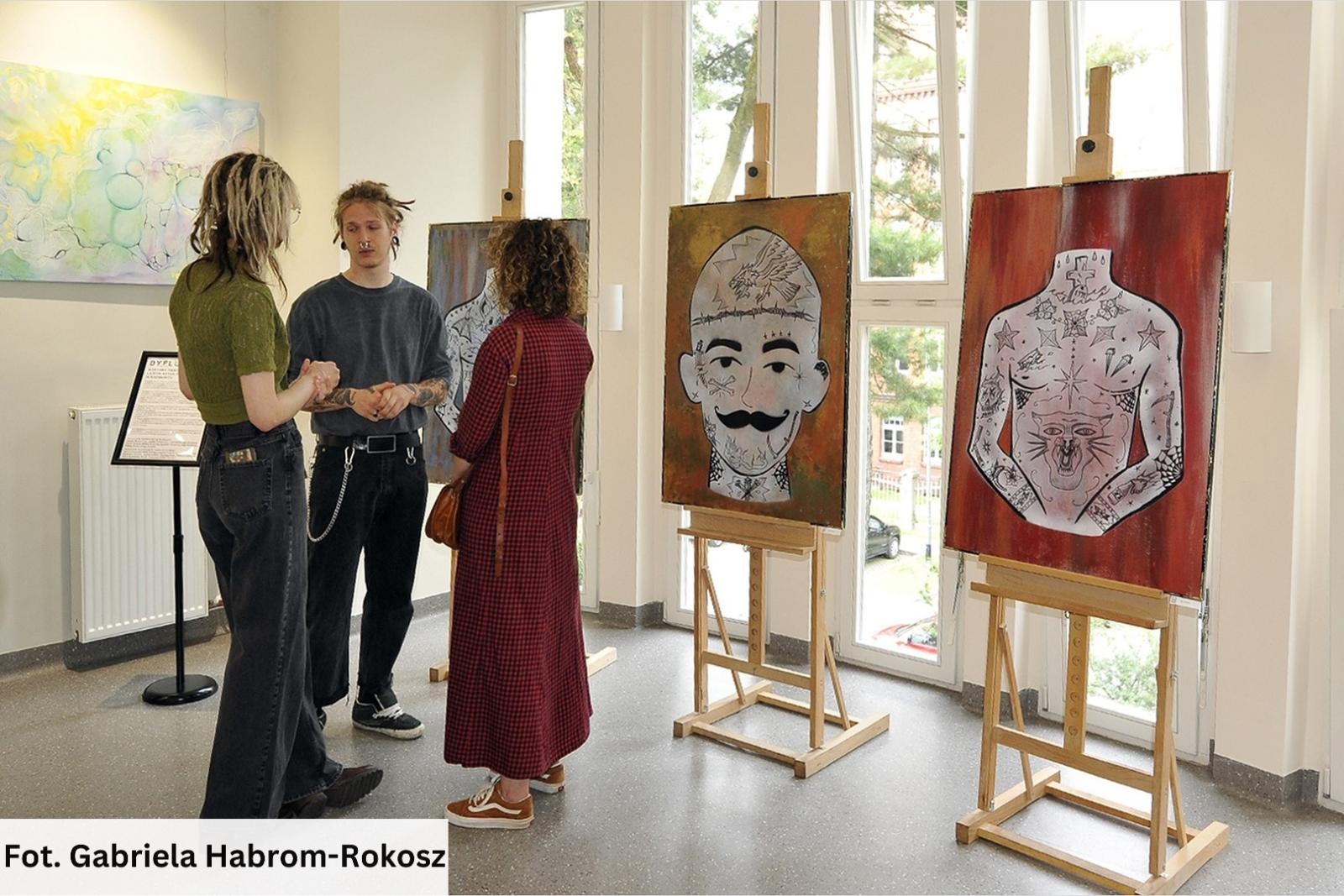 Zdjęcie w galerii na portalu naszraciborz.pl: DYPLOMY 2024 – nowa wystawa w raciborskiej bibliotece wiadomości z regionu