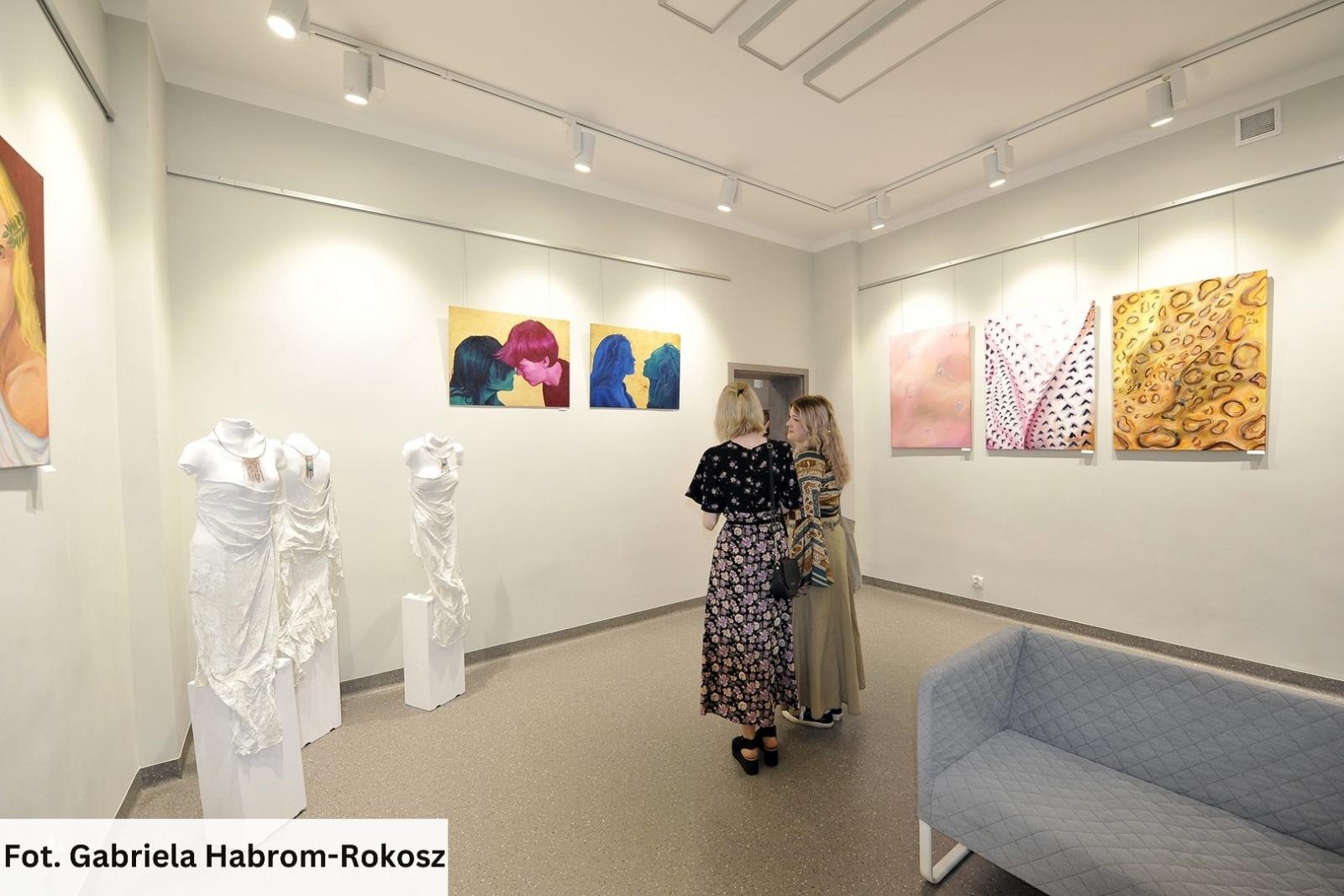 Zdjęcie w galerii na portalu naszraciborz.pl: DYPLOMY 2024 – nowa wystawa w raciborskiej bibliotece wiadomości z regionu