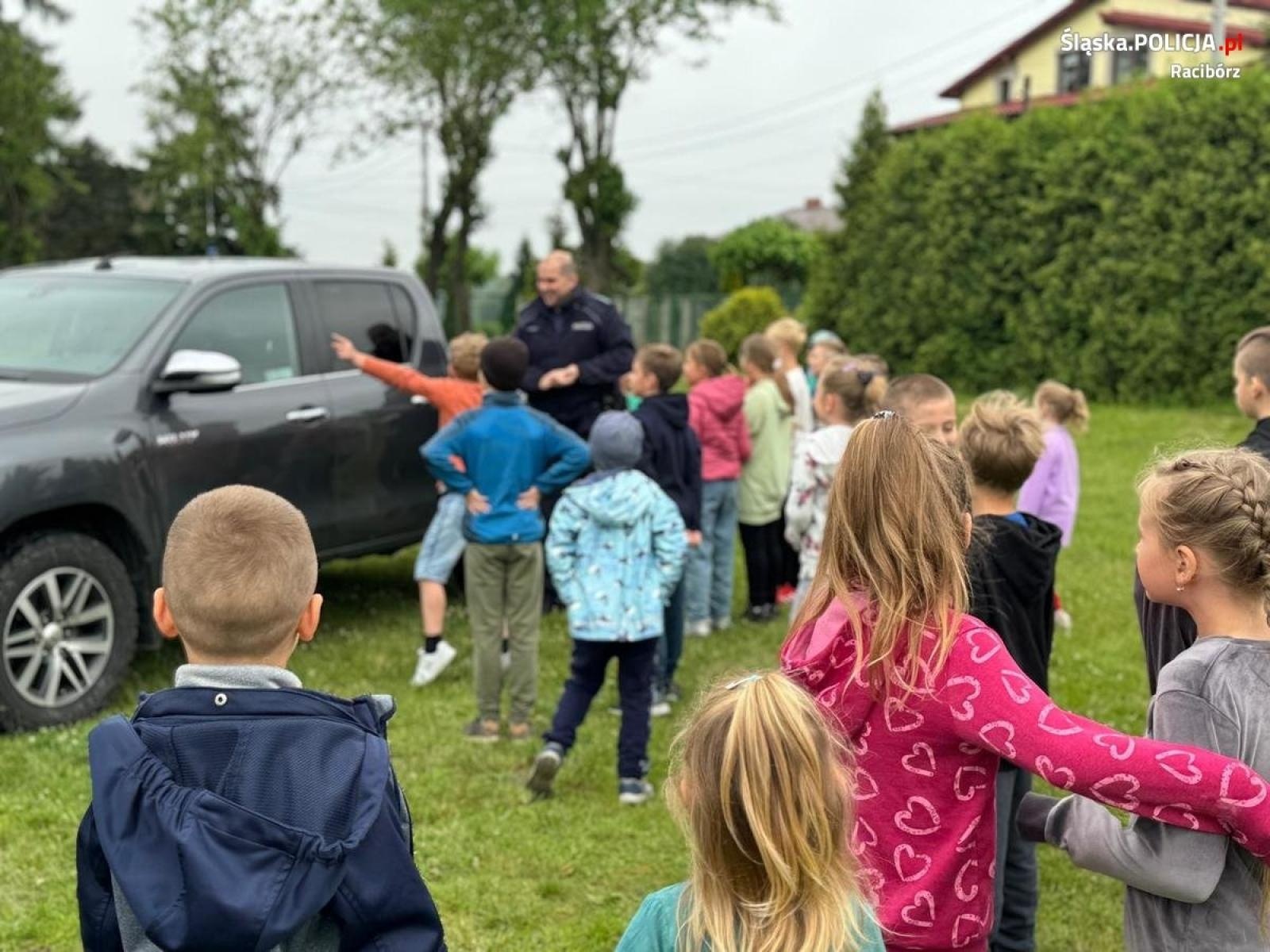 Zdjęcie w galerii na portalu naszraciborz.pl: Spotkanie z policjantem sposobem na bezpieczne wakacje wiadomości z regionu