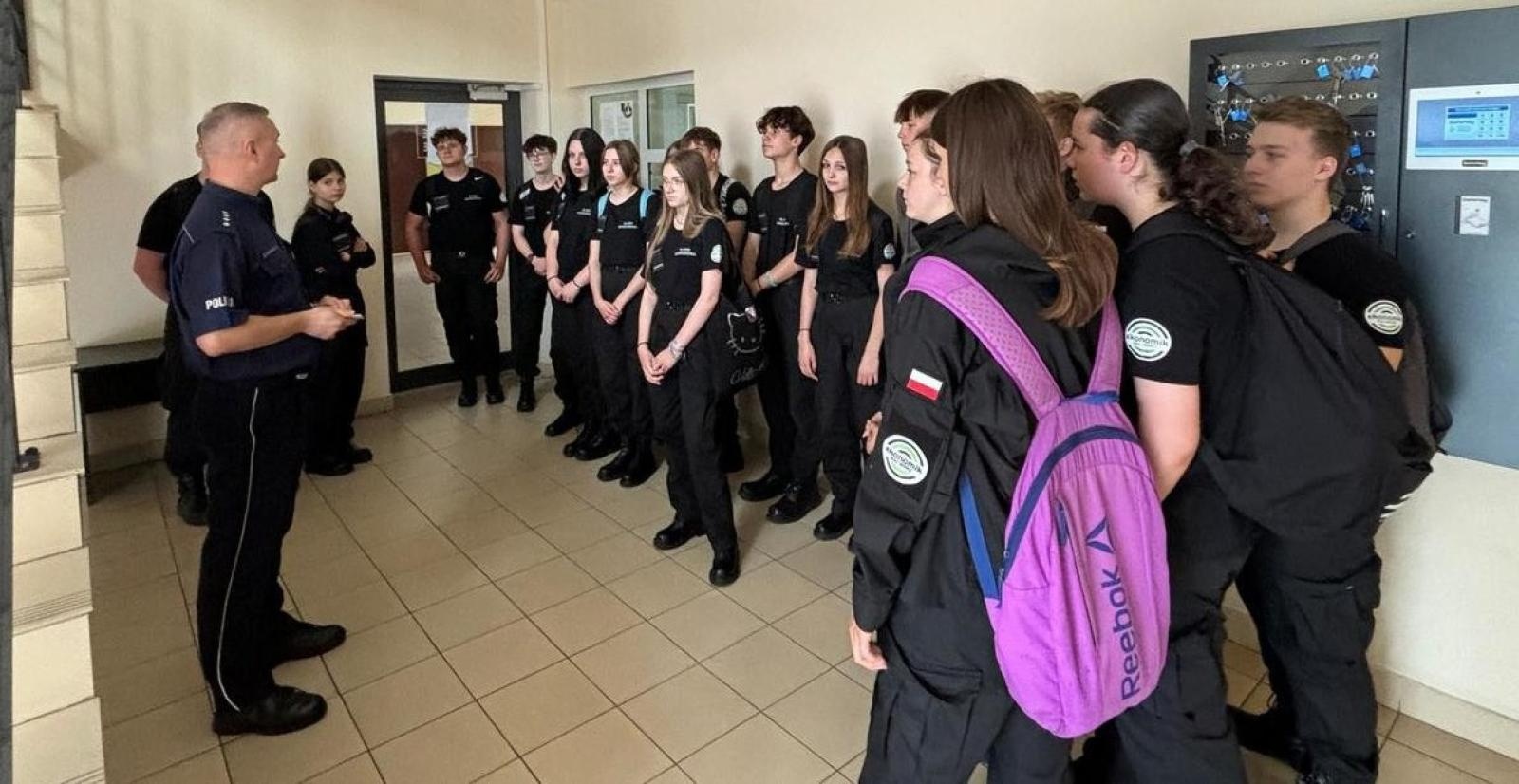 Zdjęcie w galerii na portalu naszraciborz.pl: Klasa mundurowa z Ekonomika z wizytą w raciborskiej komendzie wiadomości z regionu