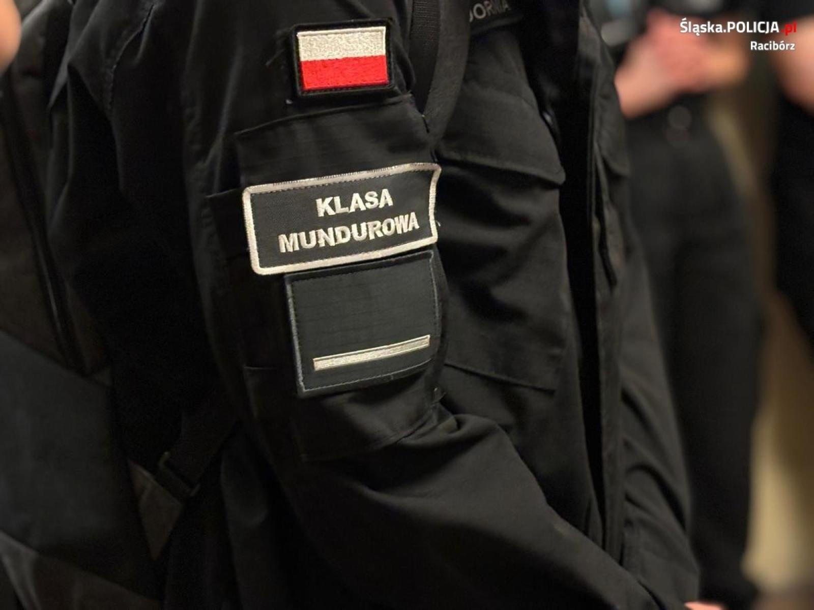 Zdjęcie w galerii na portalu naszraciborz.pl: Klasa mundurowa z Ekonomika z wizytą w raciborskiej komendzie wiadomości z regionu