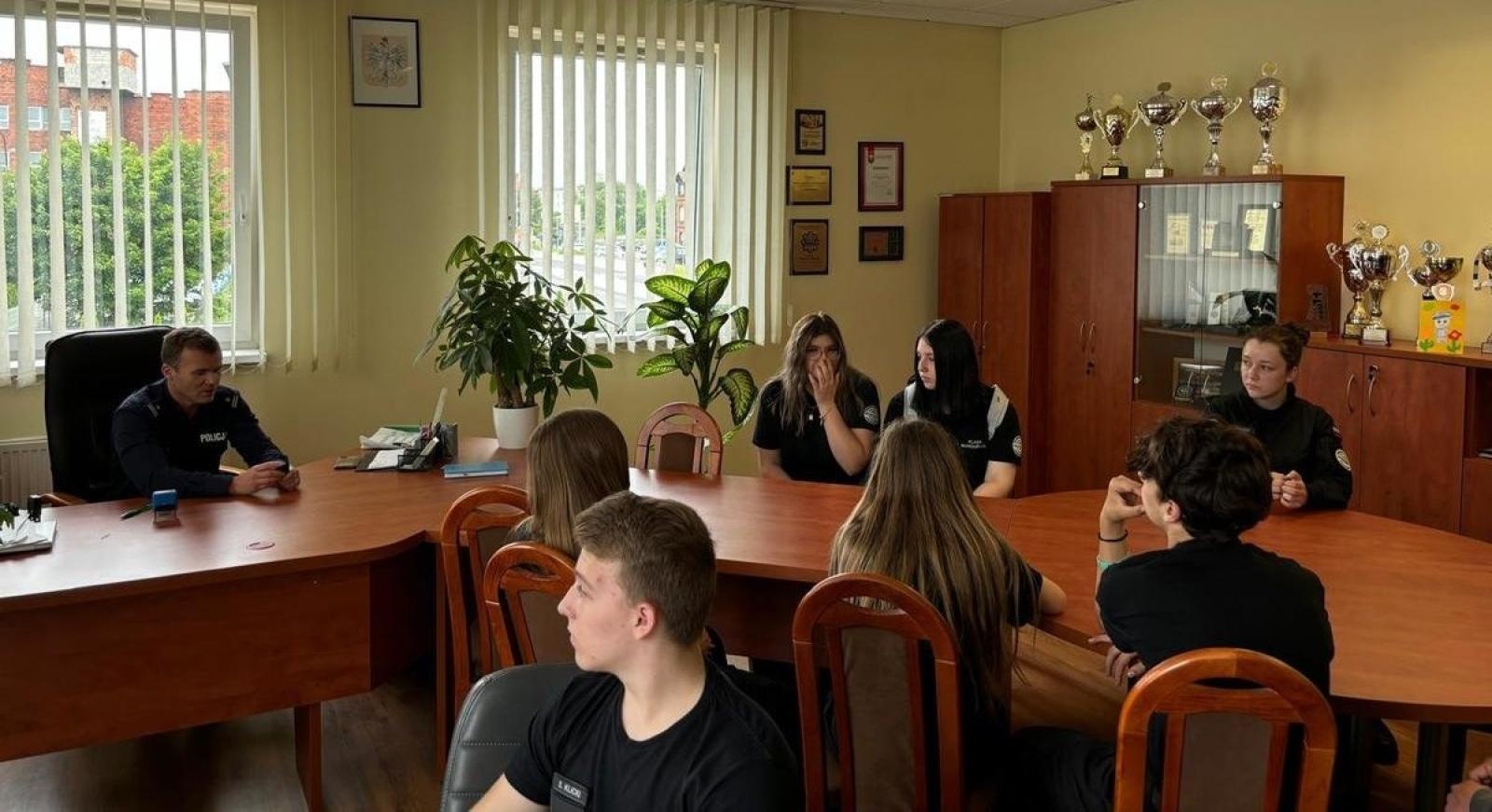 Zdjęcie w galerii na portalu naszraciborz.pl: Klasa mundurowa z Ekonomika z wizytą w raciborskiej komendzie wiadomości z regionu