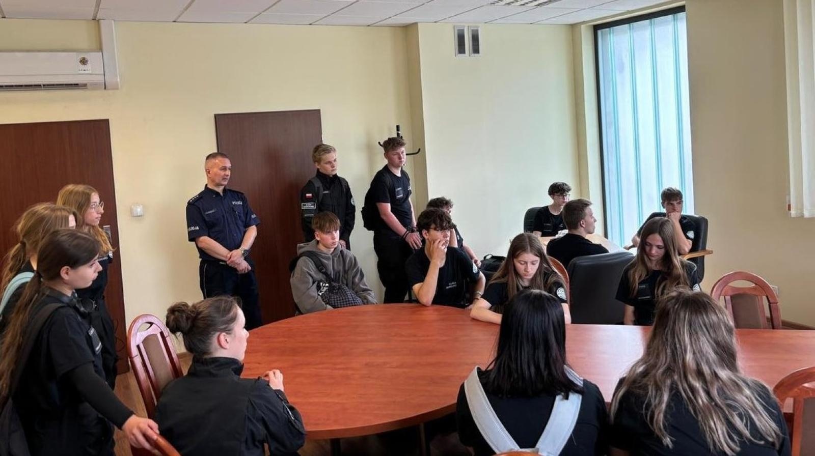 Zdjęcie w galerii na portalu naszraciborz.pl: Klasa mundurowa z Ekonomika z wizytą w raciborskiej komendzie wiadomości z regionu