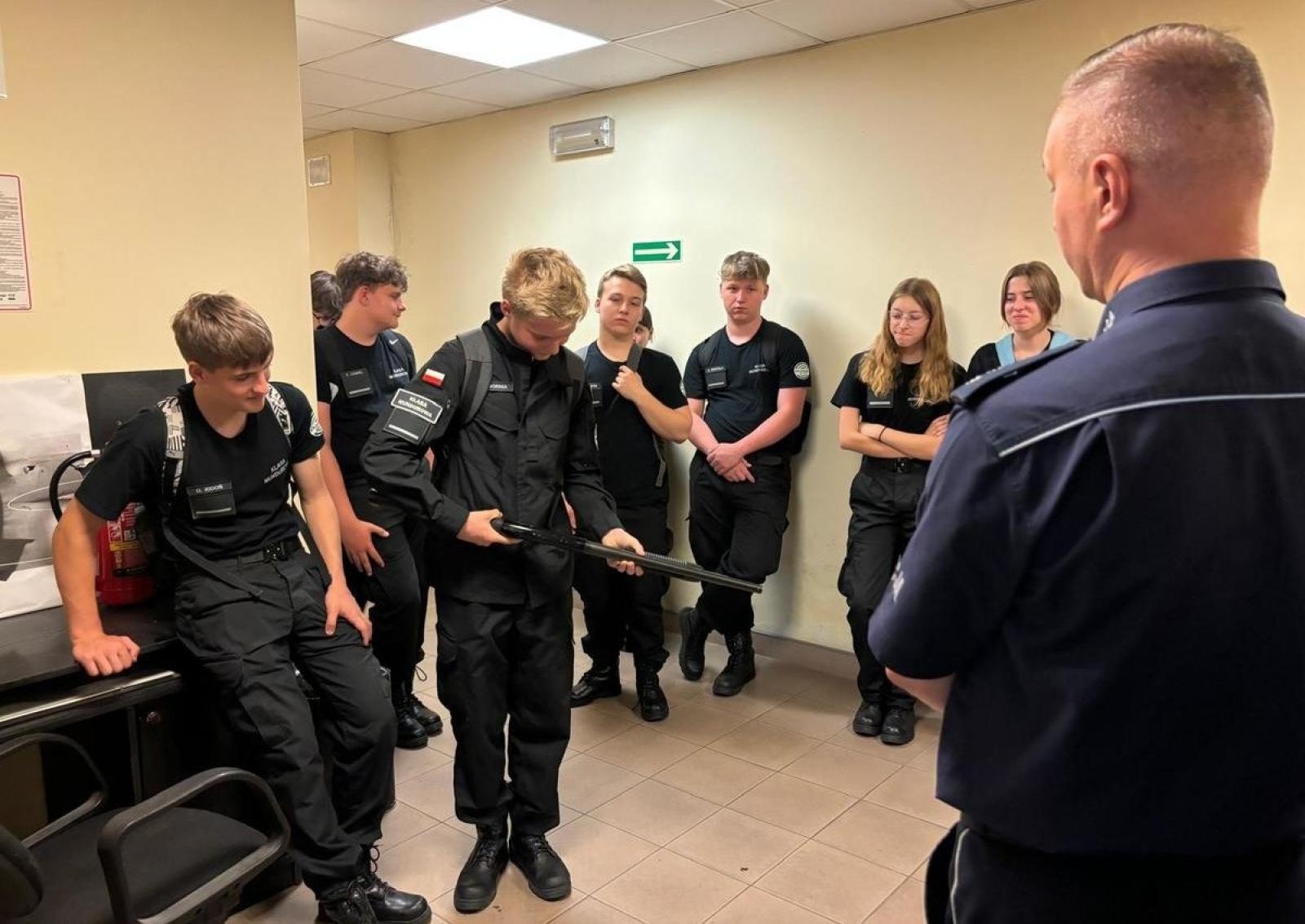 Zdjęcie w galerii na portalu naszraciborz.pl: Klasa mundurowa z Ekonomika z wizytą w raciborskiej komendzie wiadomości z regionu