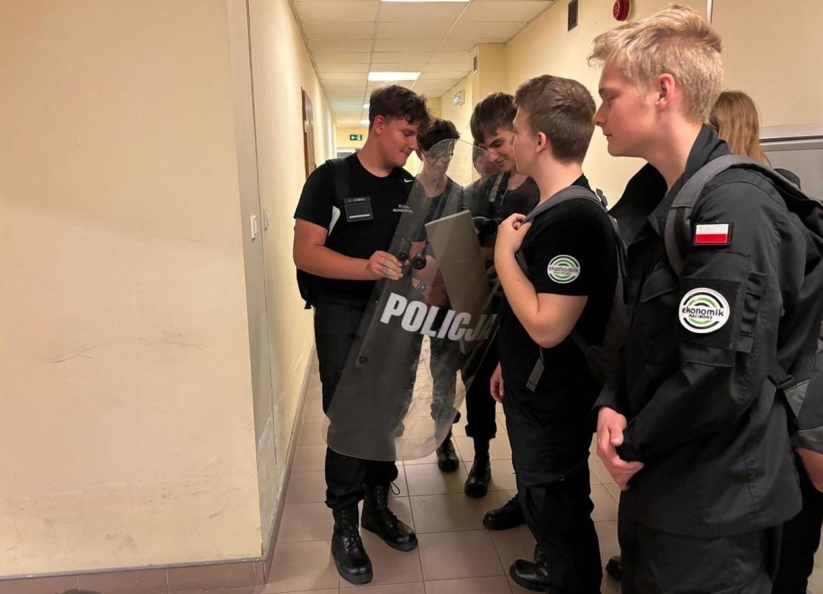 Zdjęcie w galerii na portalu naszraciborz.pl: Klasa mundurowa z Ekonomika z wizytą w raciborskiej komendzie wiadomości z regionu