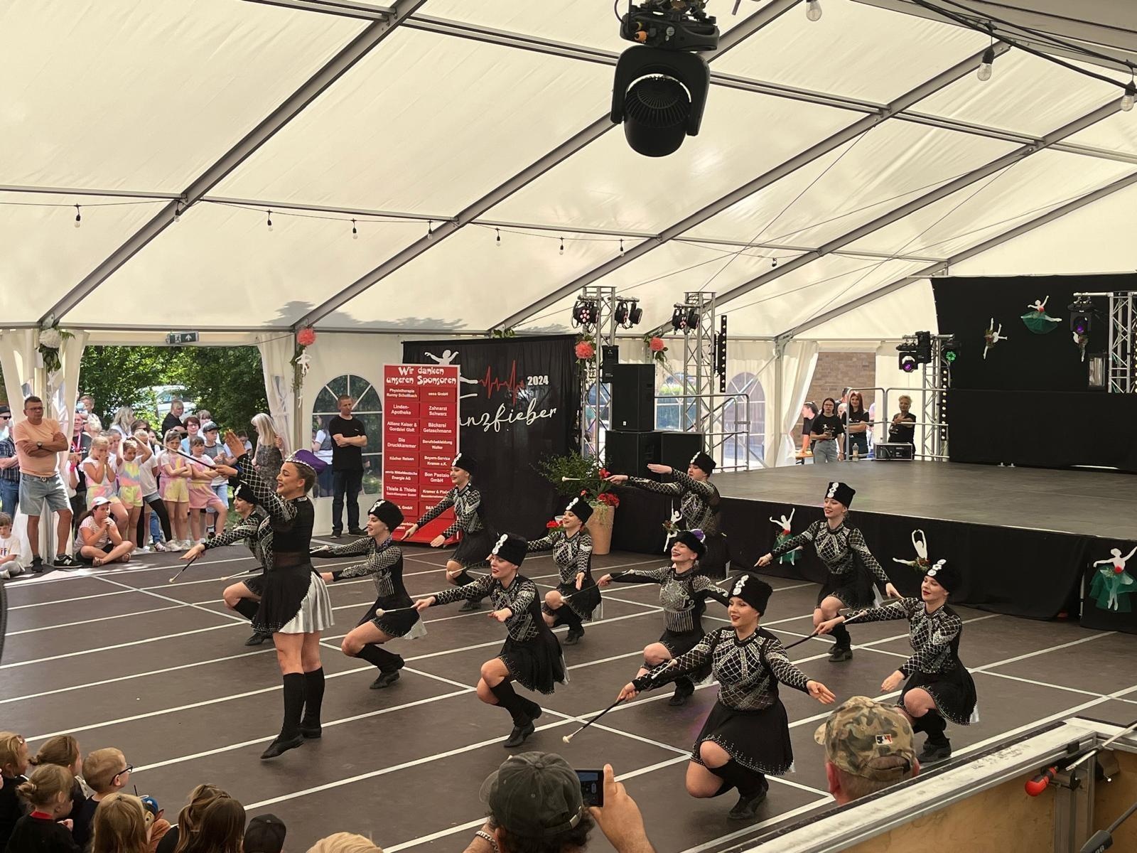 Zdjęcie w galerii na portalu naszraciborz.pl: Mażoretki Zara wystąpiły w Elbe-Elster wiadomości z regionu